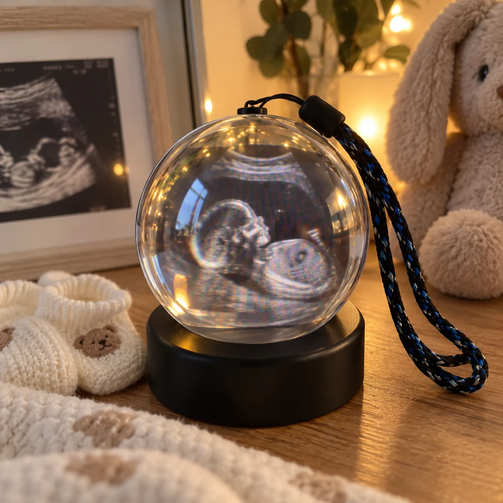 Ultrasound image on a sphere display beside a framed scan